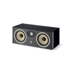 Der Focal ARIA EVO X CENTER ist ein schwarzer, rechteckiger Center-Lautsprecher mit zwei großen und einem kleineren runden Treiber auf der Vorderseite.