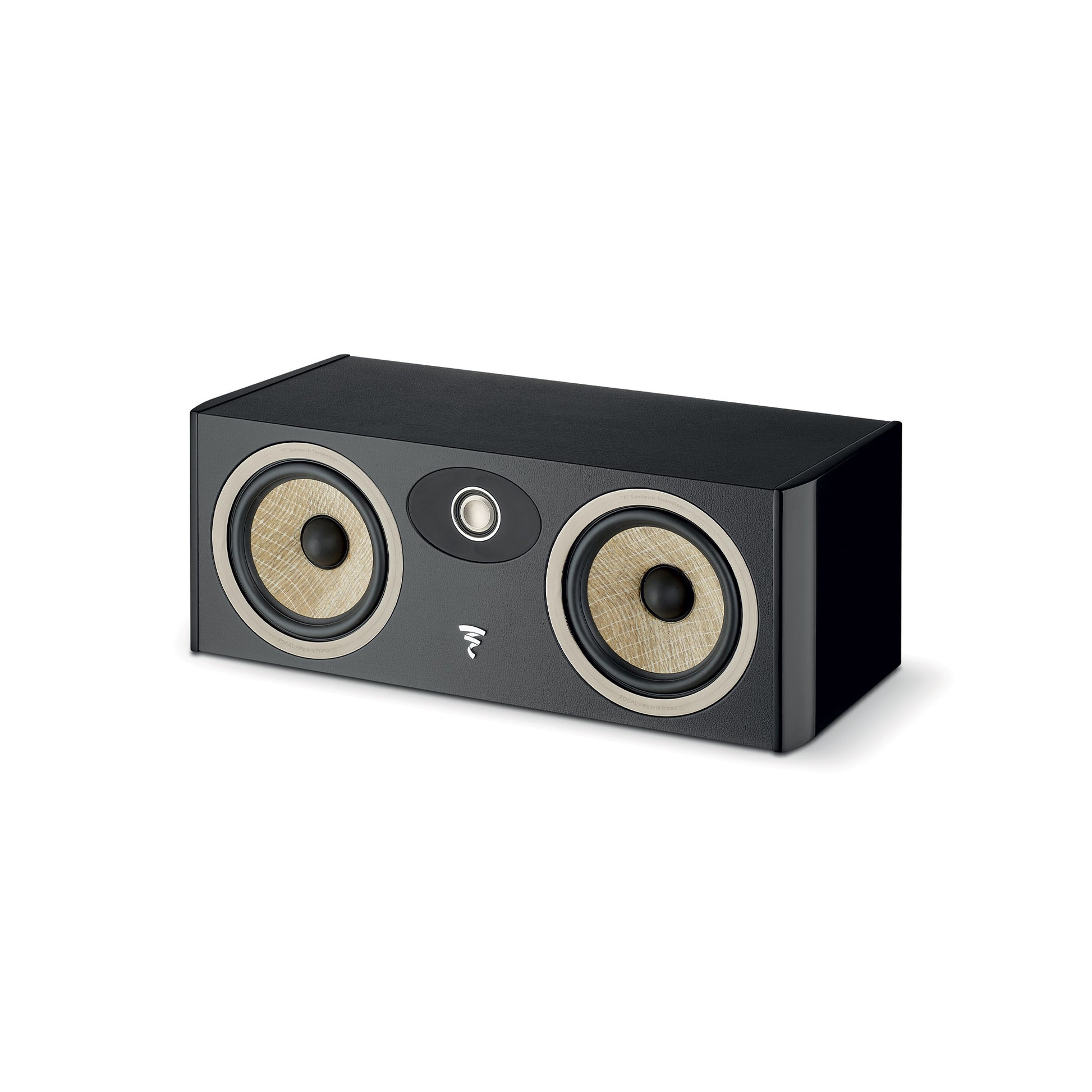 Der Focal ARIA EVO X CENTER ist ein schwarzer, rechteckiger Center-Lautsprecher mit zwei großen und einem kleineren runden Treiber auf der Vorderseite.