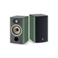 Due diffusori da scaffale Focal ARIA EVO X N°1: uno mostra gli altoparlanti a cono Flax, laltro il logo Focal sulla griglia.