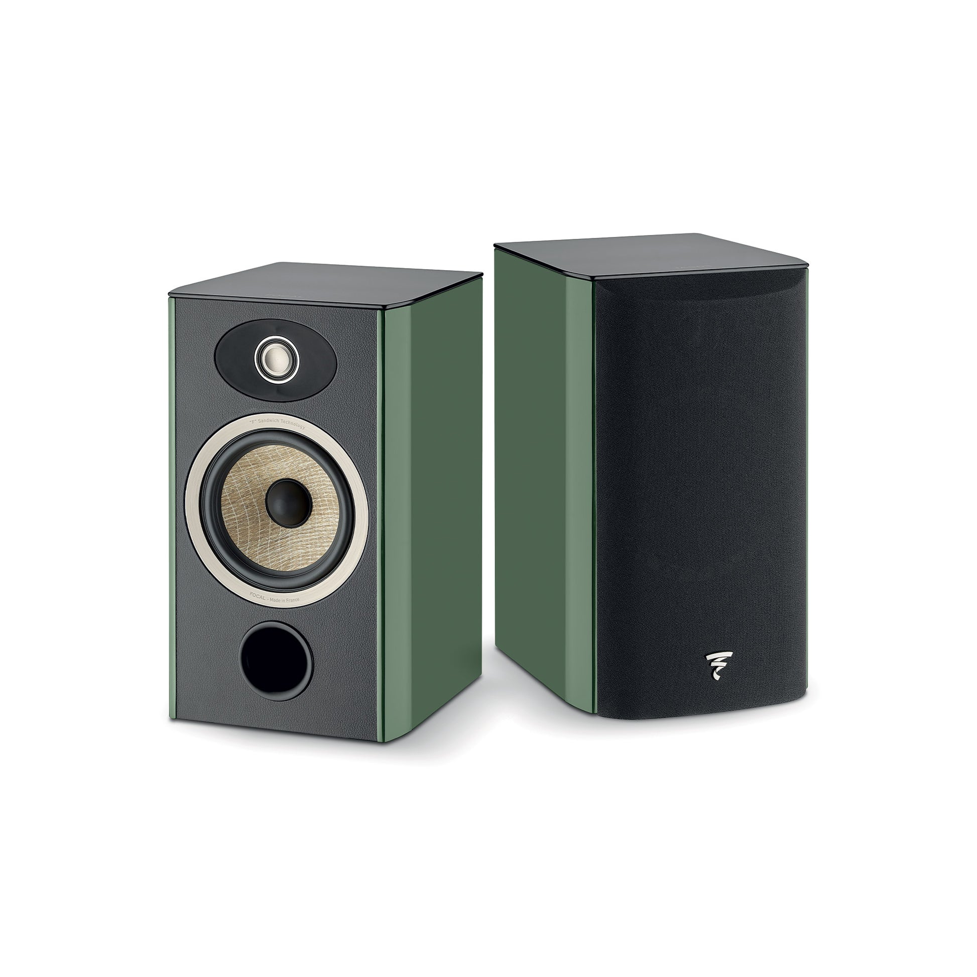 Due diffusori da scaffale Focal ARIA EVO X N°1: uno mostra gli altoparlanti a cono Flax, laltro il logo Focal sulla griglia.