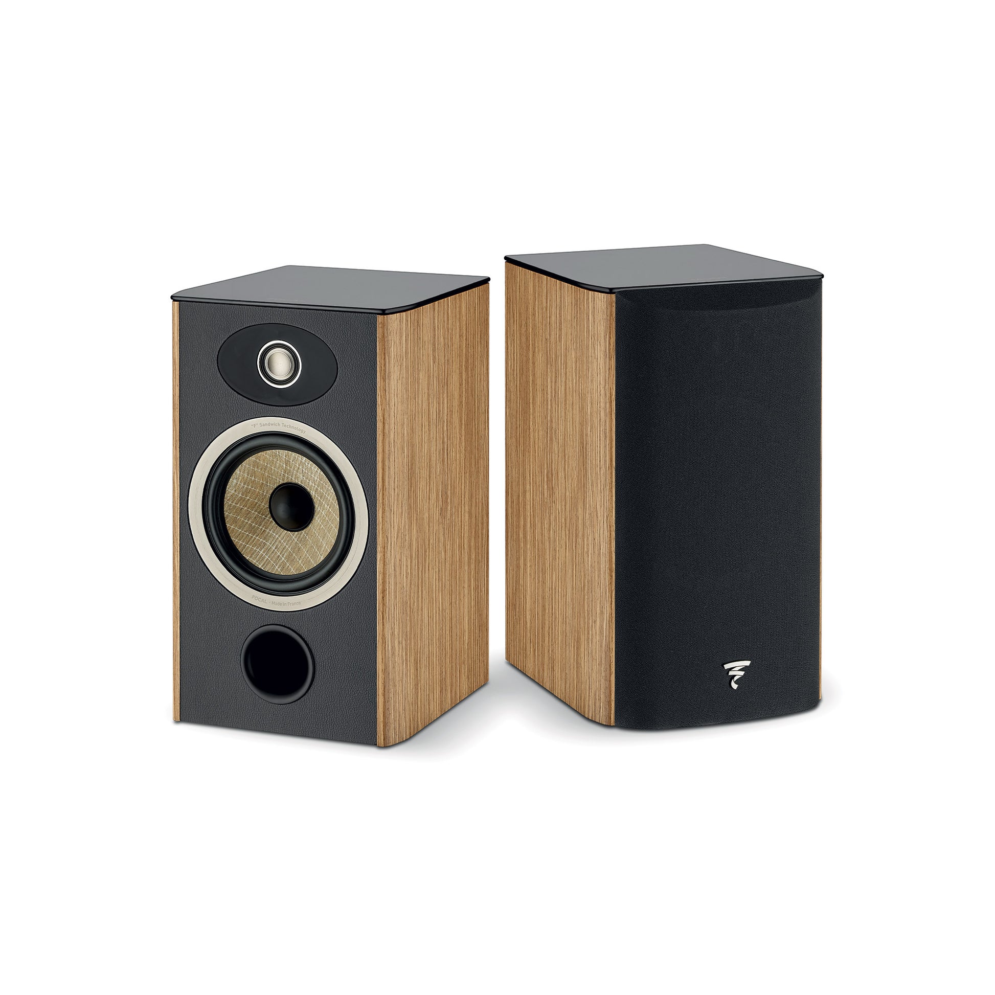 Zwei Focal ARIA EVO X N°1-Lautsprecher mit Holzoberfläche und schwarzen Fronten - einer zeigt seine Treiber, der andere hat ein elegantes schwarzes Gitter.