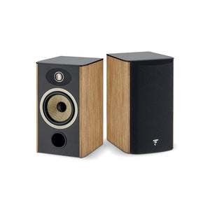 Dos altavoces Focal ARIA EVO X N°1 con acabado en madera y frontales negros: uno muestra sus transductores y el otro incorpora una elegante rejilla negra.