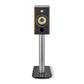 Un único altavoz compacto de 2 vías Focal ARIA EVO X N°1 en negro y madera sobre un soporte plateado, con woofer de lino, tweeter y puerto redondo.