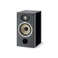 De zwarte Focal ARIA EVO X N°1 compacte luidspreker heeft een platte conus, een zichtbare woofer, een tweeter en een ronde basreflexpoort op een witte achtergrond.