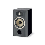 De zwarte Focal ARIA EVO X N°1 compacte luidspreker heeft een platte conus, een zichtbare woofer, een tweeter en een ronde basreflexpoort op een witte achtergrond.