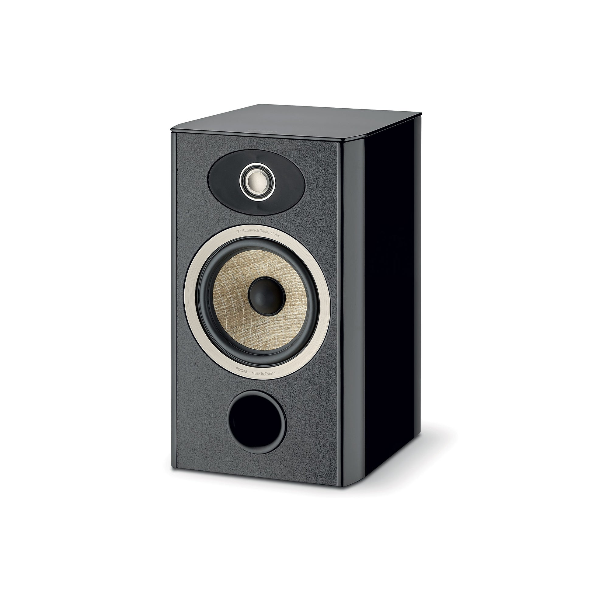 De zwarte Focal ARIA EVO X N°1 compacte luidspreker heeft een platte conus, een zichtbare woofer, een tweeter en een ronde basreflexpoort op een witte achtergrond.