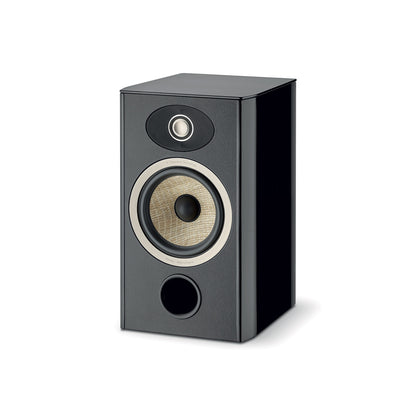 De zwarte Focal ARIA EVO X N°1 compacte luidspreker heeft een platte conus, een zichtbare woofer, een tweeter en een ronde basreflexpoort op een witte achtergrond.