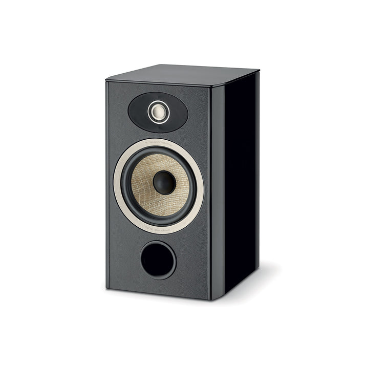 De zwarte Focal ARIA EVO X N°1 compacte luidspreker heeft een platte conus, een zichtbare woofer, een tweeter en een ronde basreflexpoort op een witte achtergrond.