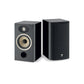 Dos altavoces negros Focal ARIA EVO X N°1: uno muestra el woofer de cono plano y el tweeter, el otro está cubierto con una rejilla de malla negra.