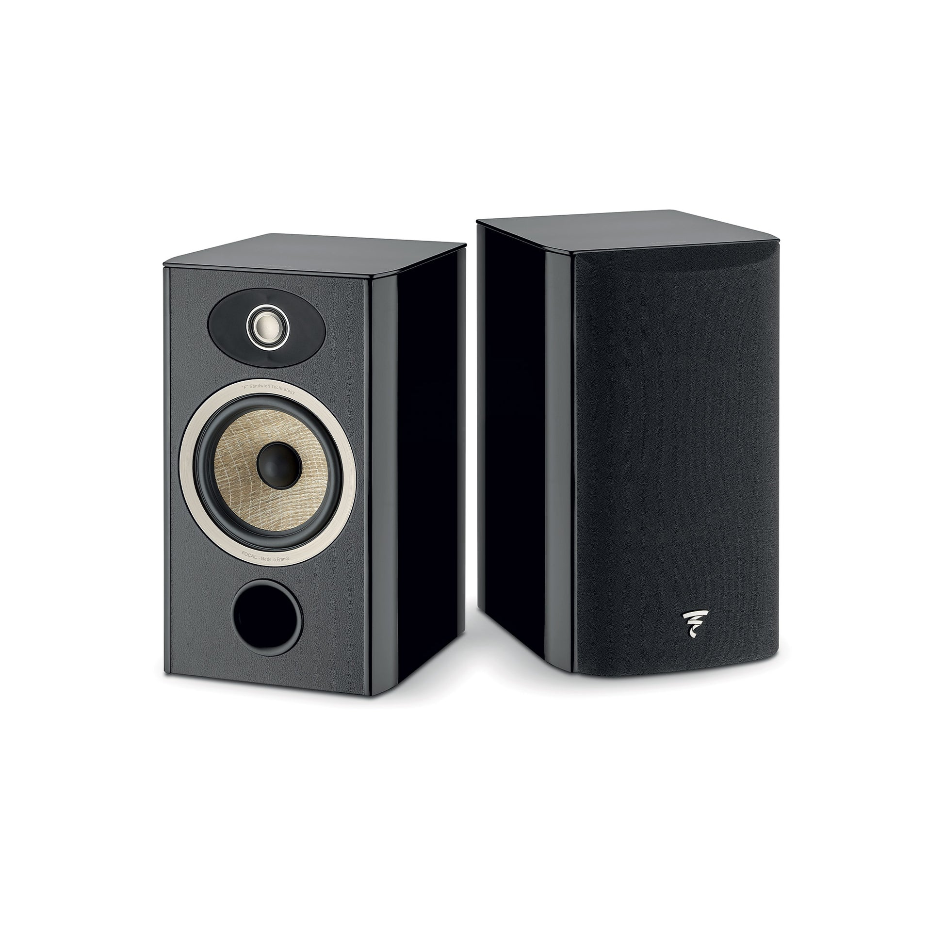 Dos altavoces negros Focal ARIA EVO X N°1: uno muestra el woofer de cono plano y el tweeter, el otro está cubierto con una rejilla de malla negra.