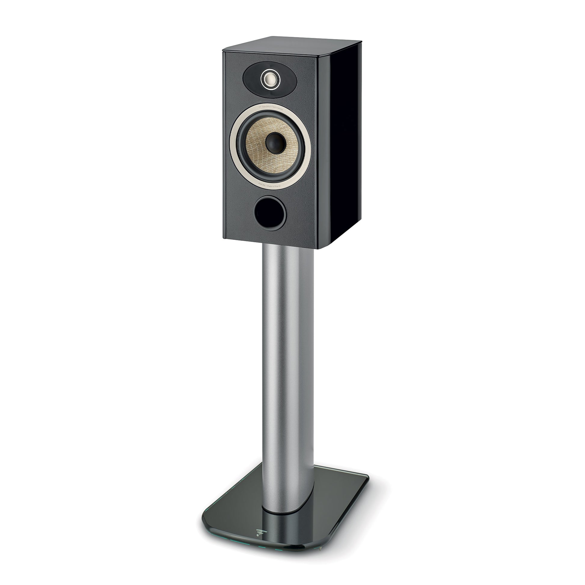Un diffusore Focal ARIA EVO X N°1 nero poggia su un elegante supporto argentato con base in vetro.