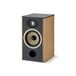 Der Focal ARIA EVO X N°1 ist ein rechteckiger 2-Wege-Kompaktlautsprecher aus Holz mit schwarzer Front, Flax-Tieftöner, Hochtöner oben und runder Öffnung unten.