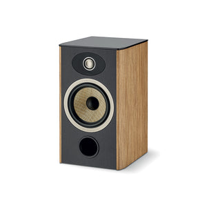 El Focal ARIA EVO X N°1 es un altavoz compacto rectangular de madera de 2 vías con frontal negro, woofer de lino, tweeter arriba y puerto redondo abajo.