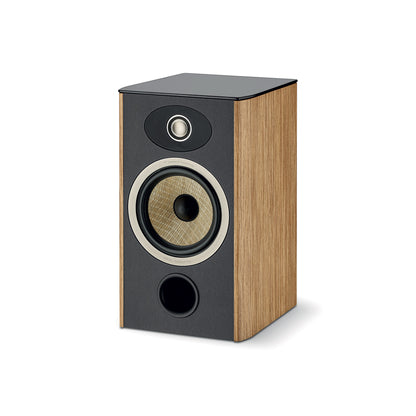 Der Focal ARIA EVO X N°1 ist ein rechteckiger 2-Wege-Kompaktlautsprecher aus Holz mit schwarzer Front, Flax-Tieftöner, Hochtöner oben und runder Öffnung unten.