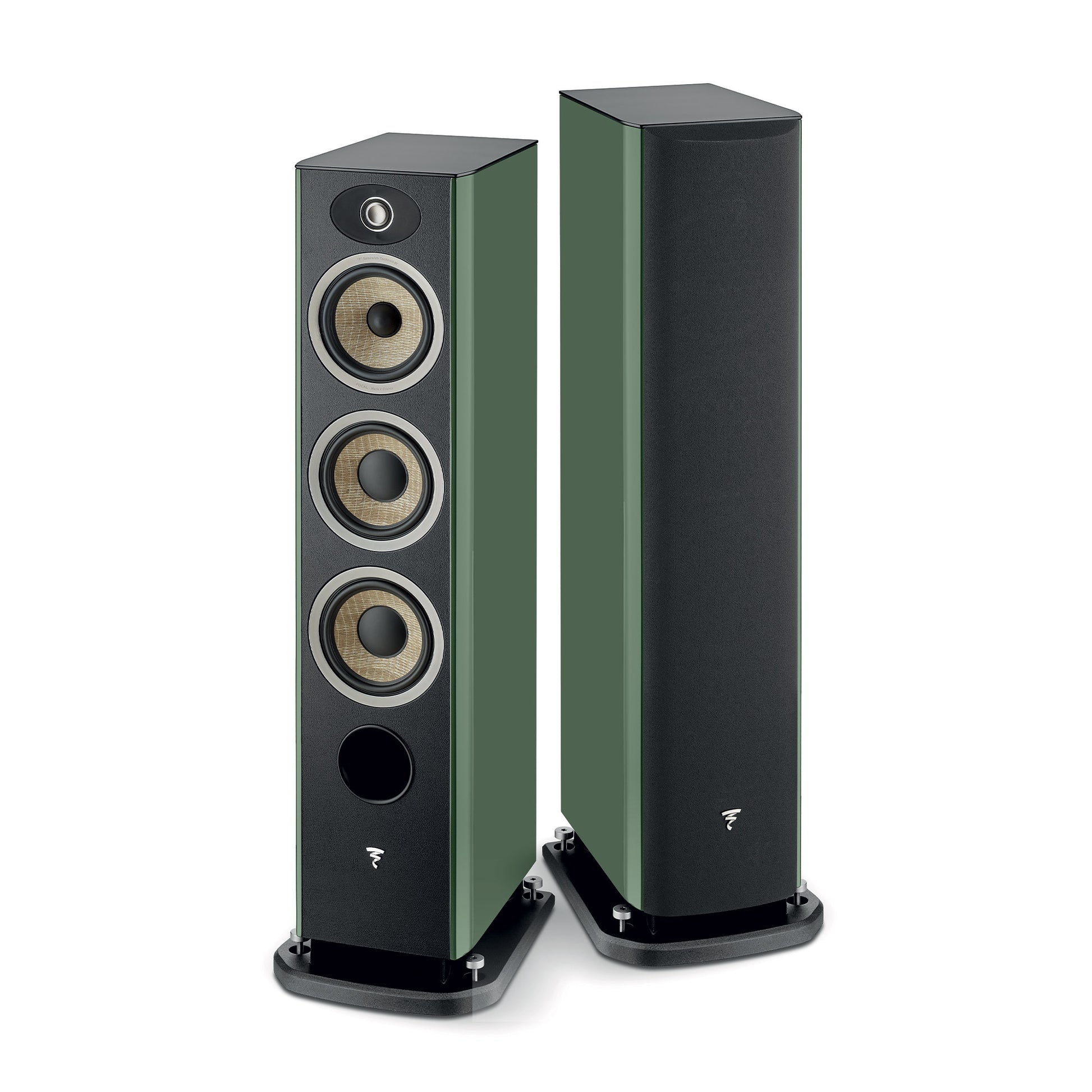 Due diffusori Focal ARIA EVO X N°2, alti e verdi: uno con griglia in tessuto, laltro con altoparlanti in lino, entrambi con base nera e altoparlanti circolari multipli.