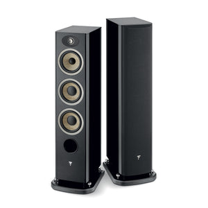 Dos altavoces Focal ARIA EVO X N°2 altos y negros, cada uno con tres transductores visibles y un pequeño logotipo cerca de la base, sobre un fondo blanco.