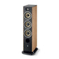 Il Focal ARIA EVO X N°2 è un diffusore Hi-Fi alto e rettangolare con impiallacciatura in legno, quattro altoparlanti circolari, un pannello frontale nero e una robusta base nera.