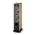 Der Focal ARIA EVO X N°2 ist ein hoher, rechteckiger HiFi-Lautsprecher mit Holzfurnier, vier runden Treibern, einer schwarzen Frontplatte und einem stabilen schwarzen Sockel.