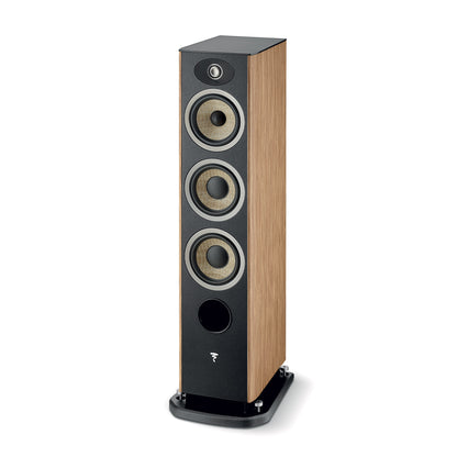 Der Focal ARIA EVO X N°2 ist ein hoher, rechteckiger HiFi-Lautsprecher mit Holzfurnier, vier runden Treibern, einer schwarzen Frontplatte und einem stabilen schwarzen Sockel.