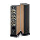 Due diffusori alti Focal ARIA EVO X N°2 con frontale nero: uno presenta tre altoparlanti rotondi e un tweeter, laltro è completamente coperto.