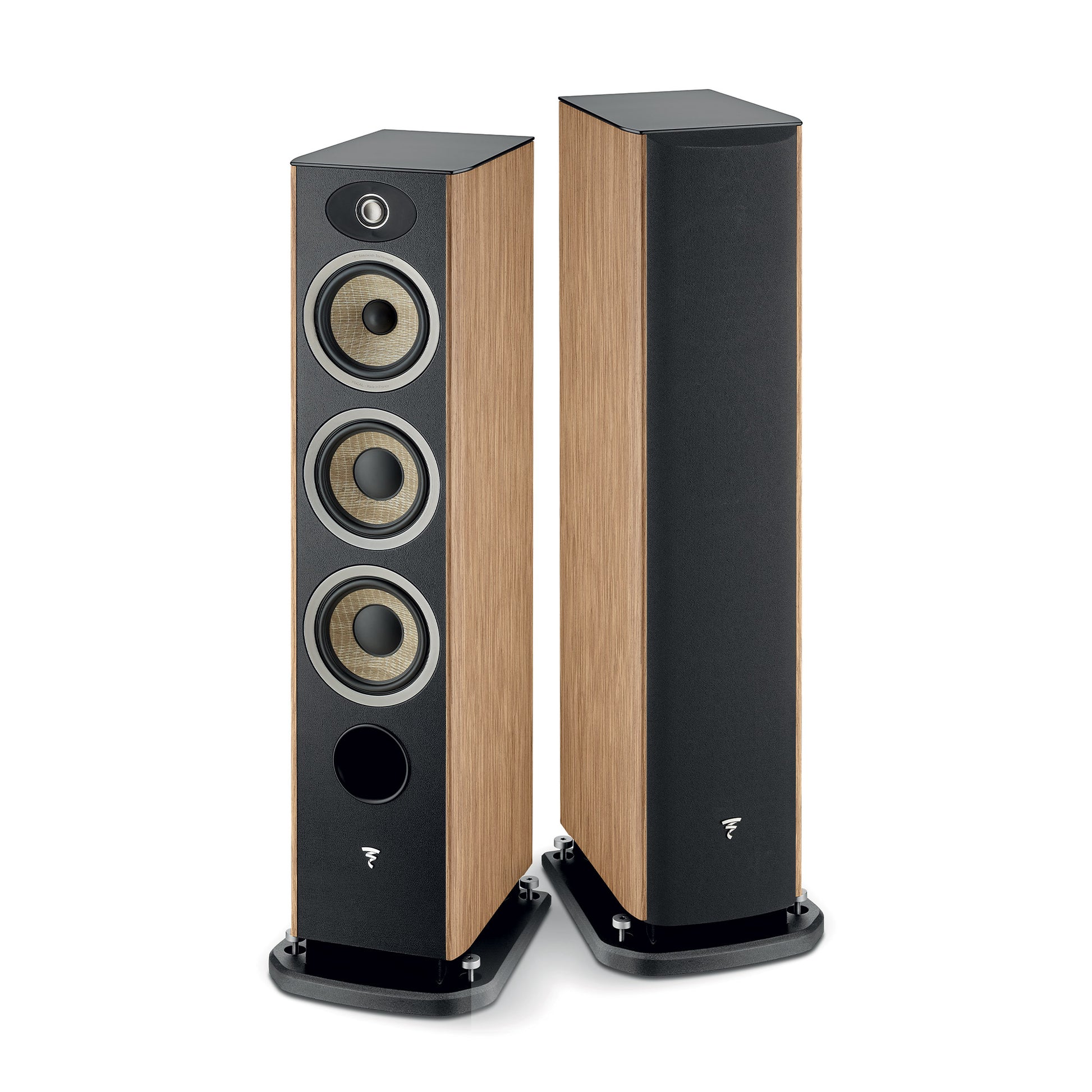 Due diffusori alti Focal ARIA EVO X N°2 con frontale nero: uno presenta tre altoparlanti rotondi e un tweeter, laltro è completamente coperto.