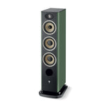 Der Focal ARIA EVO X N°2 ist ein hoher, moderner HiFi-Lautsprecher in Grün und Schwarz mit vier runden Treibern und einem kleinen Logo an der Basis.