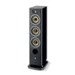 Ein hoher, schwarzer Focal ARIA EVO X N°2 HiFi-Lautsprecher mit drei runden Lautsprechern, einem Hochtöner und einer runden Bassöffnung auf einer rechteckigen Basis.
