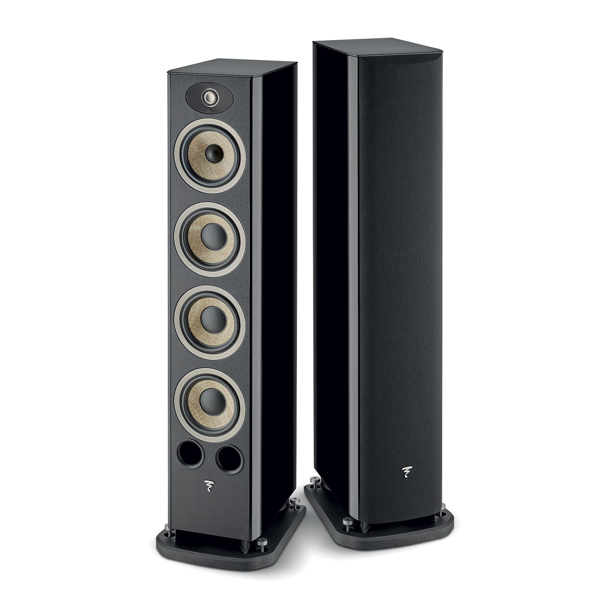 Zwei hohe, schwarze Focal ARIA EVO X N°3-Lautsprecher: einer mit vier Flax-Lautsprechern und zwei Bassöffnungen, der andere mit einem eleganten schwarzen Gitter.