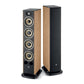 Zwei hohe Focal ARIA EVO X N°3-Lautsprecher mit Holzseiten, schwarzen Fronten und Flax-Membran-Treibern - einer mit Gitter, der andere mit Lautsprechermembranen.