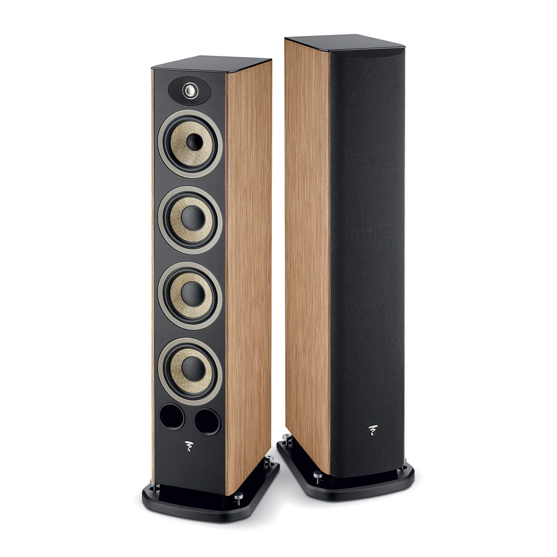 Zwei hohe Focal ARIA EVO X N°3-Lautsprecher mit Holzseiten, schwarzen Fronten und Flax-Membran-Treibern - einer mit Gitter, der andere mit Lautsprechermembranen.