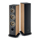 Dos altavoces altos Focal ARIA EVO X N°4; uno muestra sus transductores, el otro tiene una rejilla de tela negra y laterales de madera, ambos tienen el sistema bass-reflex.
