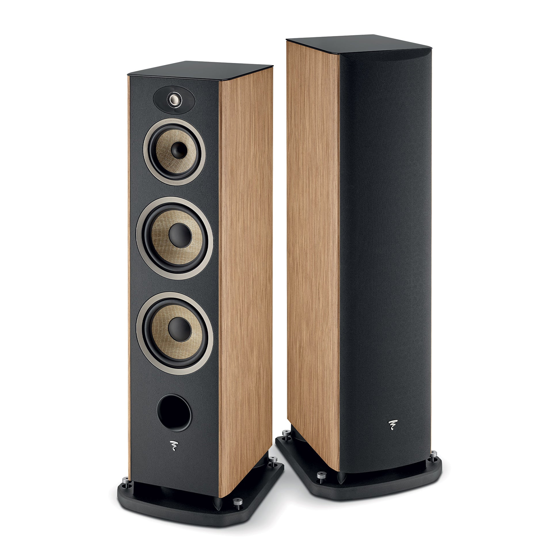 Dos altavoces altos Focal ARIA EVO X N°4; uno muestra sus transductores, el otro tiene una rejilla de tela negra y laterales de madera, ambos tienen el sistema bass-reflex.