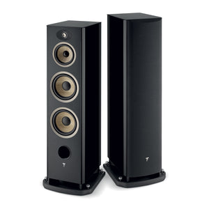 Dos altavoces Focal ARIA EVO X N°4 altos y negros con varios transductores redondos y un pequeño logotipo en la base se sitúan uno junto al otro sobre un fondo blanco.