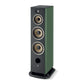 Die Focal ARIA EVO X N°4 ist eine moderne 3-Wege-Standbox mit grüner Seitenwand, schwarzer Front, drei großen Treibern, einem Hochtöner und einer runden Bassöffnung im unteren Bereich.