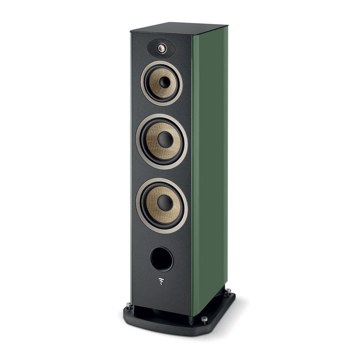 Die Focal ARIA EVO X N°4 ist eine moderne 3-Wege-Standbox mit grüner Seitenwand, schwarzer Front, drei großen Treibern, einem Hochtöner und einer runden Bassöffnung im unteren Bereich.