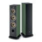 Zwei hohe Focal ARIA EVO X N°4 Standlautsprecher mit grünen Seiten, schwarzen Fronten, mehreren runden Treibern und minimalistischem Bass-Reflex-System-Design.