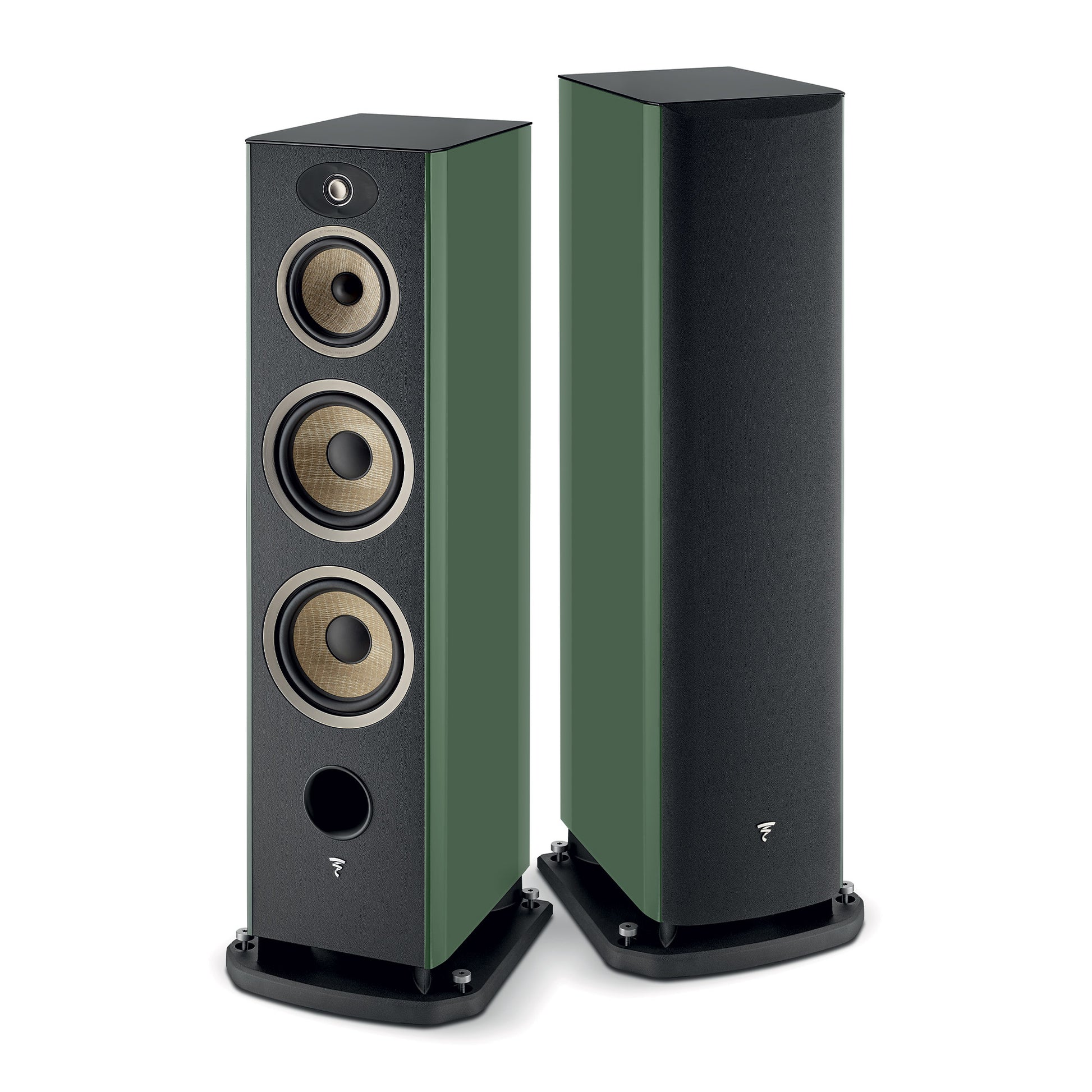 Zwei hohe Focal ARIA EVO X N°4 Standlautsprecher mit grünen Seiten, schwarzen Fronten, mehreren runden Treibern und minimalistischem Bass-Reflex-System-Design.