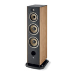 Der Focal ARIA EVO X N°4 ist ein hoher 3-Wege-Lautsprecher in Holzoptik mit drei runden Treibern, einem Frontport und einer schwarzen Basis.