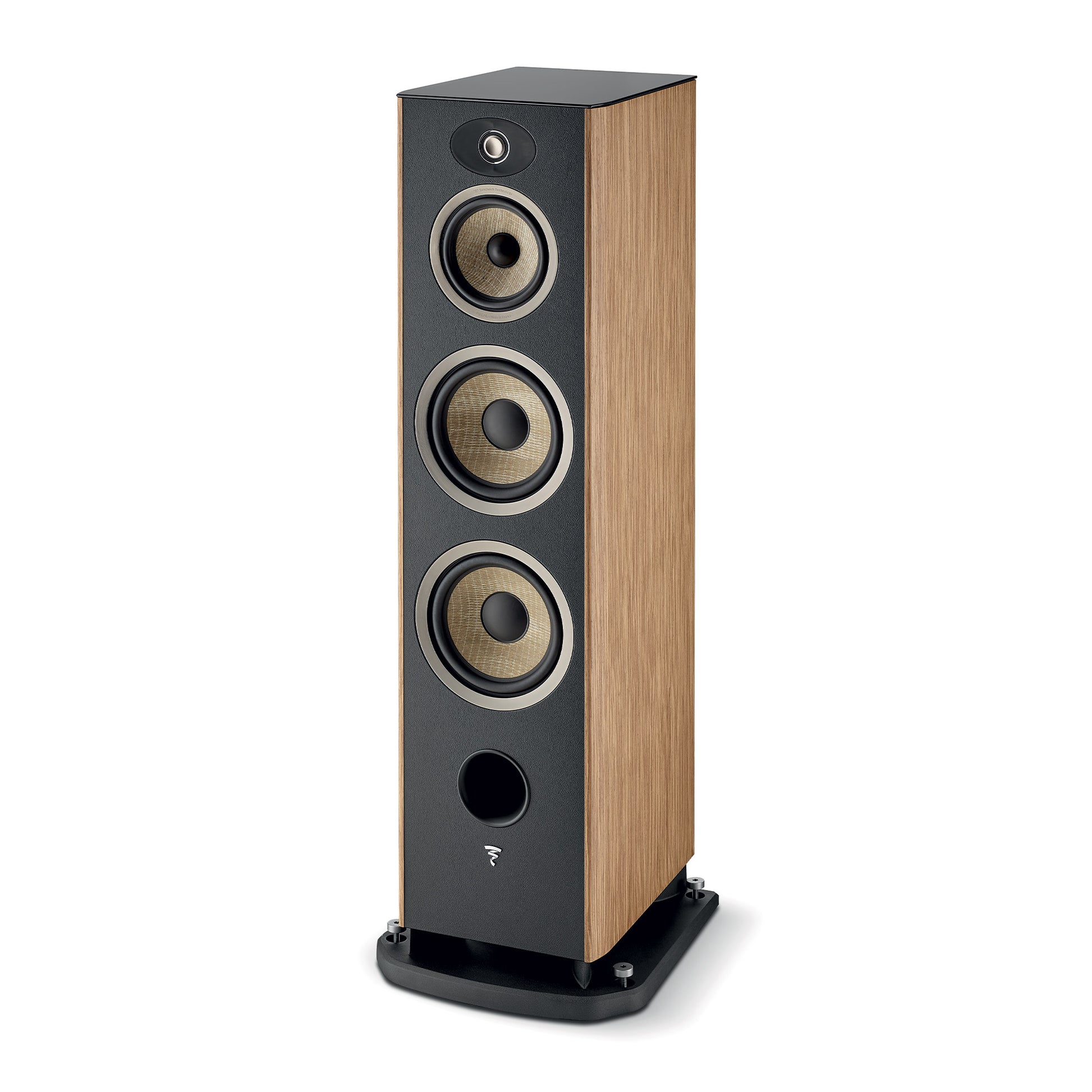 Der Focal ARIA EVO X N°4 ist ein hoher 3-Wege-Lautsprecher in Holzoptik mit drei runden Treibern, einem Frontport und einer schwarzen Basis.