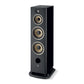 Der Focal ARIA EVO X N°4 ist ein schwarzer Lautsprecher mit drei großen, runden Lautsprechern, einem Hochtöner oben und einer Bassreflexöffnung unten auf einem stabilen Sockel.