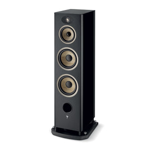 El Focal ARIA EVO X N°4 es un altavoz negro con tres grandes transductores circulares, un tweeter en la parte superior y un puerto de graves cerca de la parte inferior sobre una base resistente.