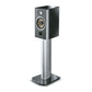 Un moderno Lautsprecher Focal ARIA S 900 negro y plateado sobre un soporte metálico a juego, con un woofer y un tweeter visibles en el panel frontal.