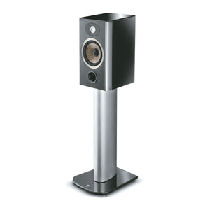 Un moderno Lautsprecher Focal ARIA S 900 negro y plateado sobre un soporte metálico a juego, con un woofer y un tweeter visibles en el panel frontal.
