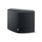 Il Focal ARIA SR 900 è un diffusore nero a forma di cuneo con un cono piatto, una griglia in tessuto e un piccolo logo argentato sulla parte anteriore.