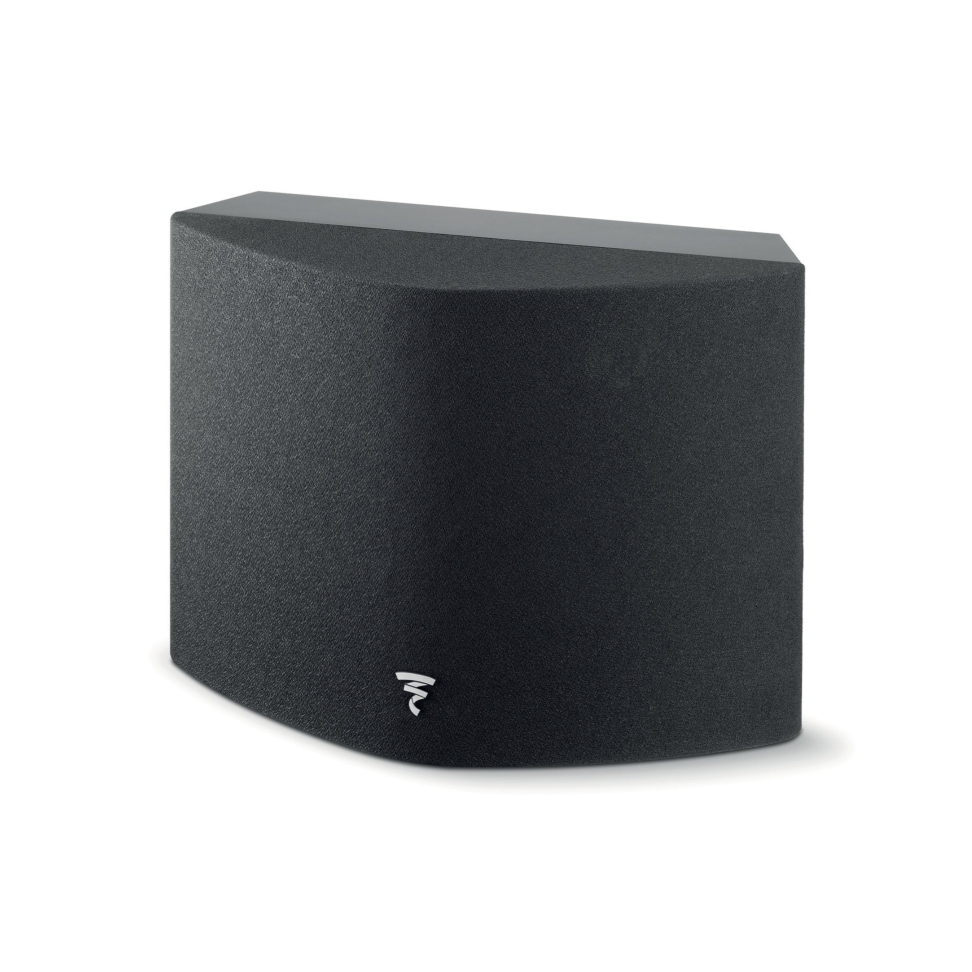 Il Focal ARIA SR 900 è un diffusore nero a forma di cuneo con un cono piatto, una griglia in tessuto e un piccolo logo argentato sulla parte anteriore.