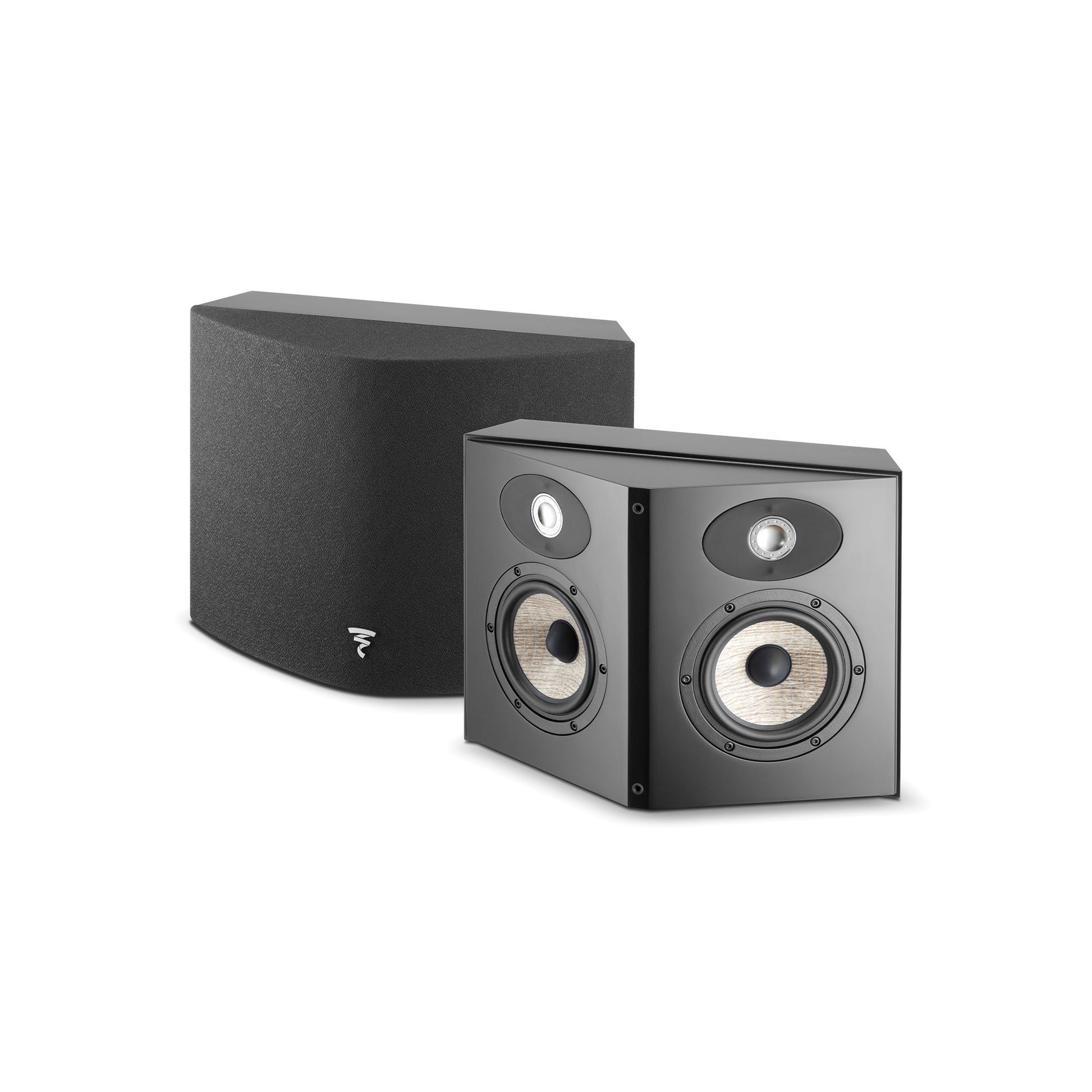 Due diffusori surround Focal ARIA SR 900, neri e spigolosi, sono affiancati luno allaltro, uno mostra la parte frontale, laltro il lato ricoperto di rete.