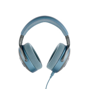 Auriculares Focal Azurys over-ear en azul con almohadillas acolchadas y diadema, mostrados de frente con cable de audio para sonido HiFi.