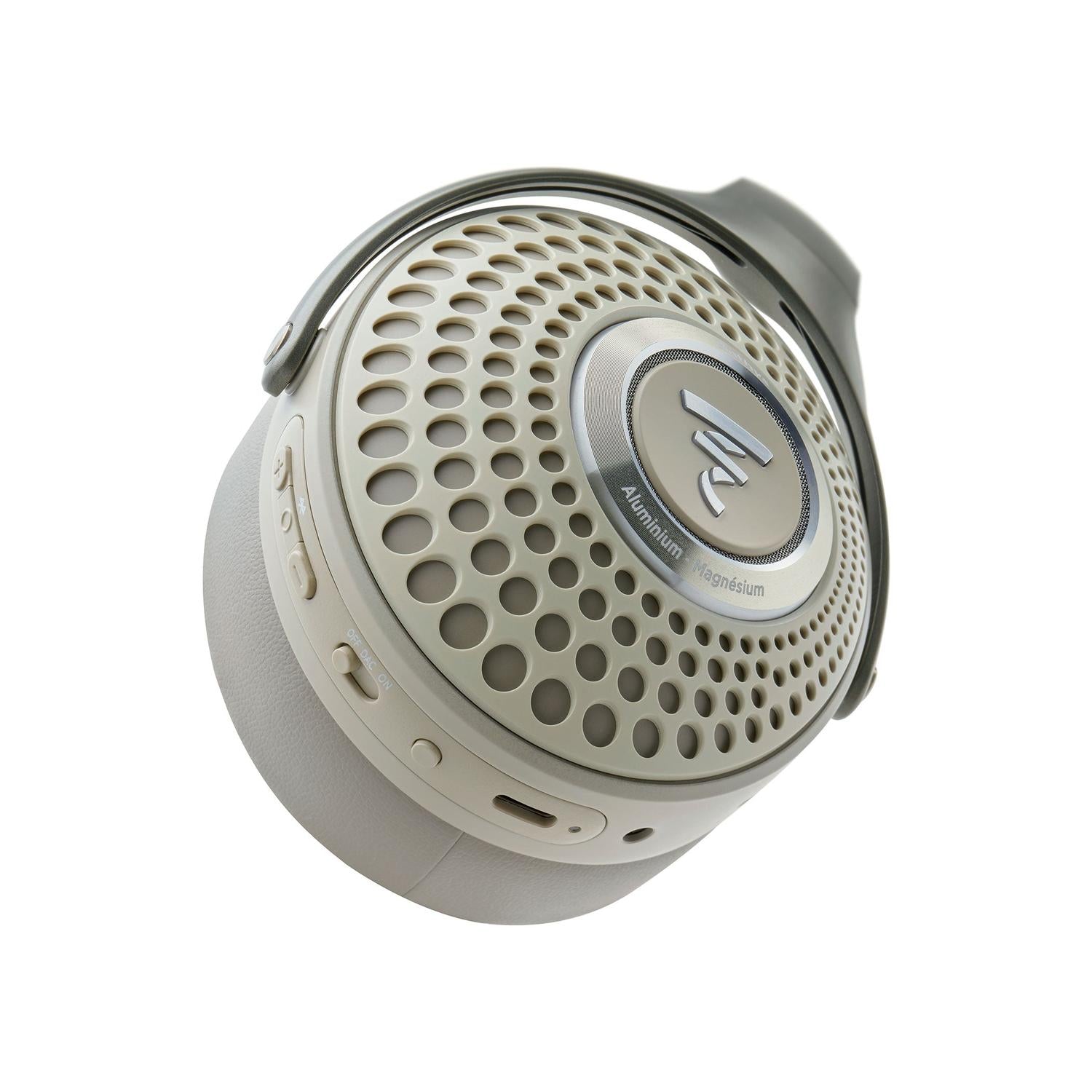 Un primo piano delle Focal Bathys, cuffie wireless Bluetooth beige e grigie con padiglione auricolare traforato, controlli visibili e suono HiFi.