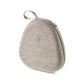 Custodia beige a forma di goccia con cerniera e maniglia superiore per le cuffie HiFi Focal Bathys Bluetooth, raffigurate in posizione verticale su sfondo bianco.