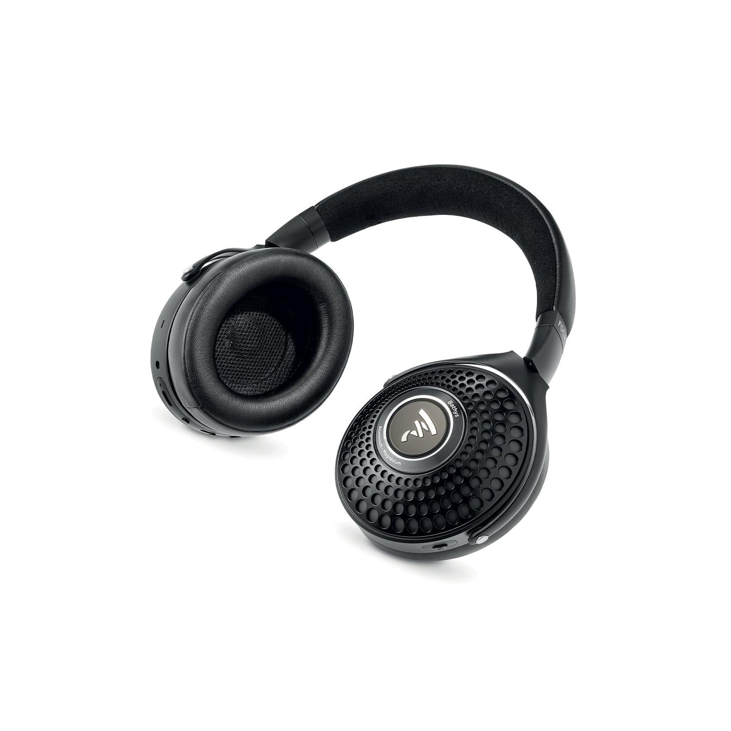 Le Focal Bathys sono cuffie over-ear wireless Bluetooth di colore nero con padiglioni rotondi e strutturati, suono HiFi e logo centrale su sfondo bianco.
